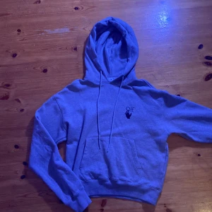 Off White Hoodie - Off White hoodie från wiltonstuff på Instagram, skicka dm för äkthetsbevis. Cond 10/10 använd två gånger. Tags medföljer. Kan böja mig väldigt mycket i pris. Storlek XXS men passar mig som har xs/s