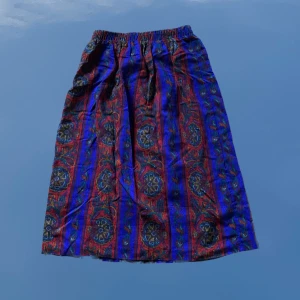 Vintage linnekjol  - En somrig och tunn linnekjol med vackert mönster på och stretchig mudd i midjan