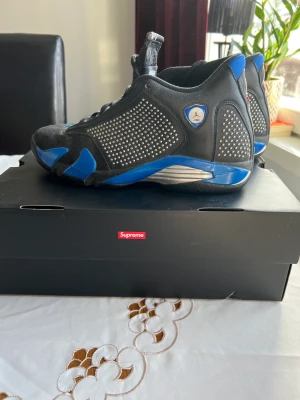 Jordan 14 retro Supreme black  - Ett par Jordan 14 Supremes köpta på release. Ej använda. Skorna är i väldigt bra skick. Bra skick på lådan 