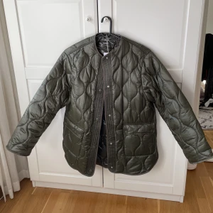 vårjacka mango  - jättefin vårjacka från mango💚💚 köpt för 499kr💚storlek XS men den är väldigt stor så skulle säga att den passar upp till en M