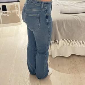 Blå mid waist jeans från GinaTricot De är i stl 40 men sydde in hos en skräddare så de passar som en 38 Använda ett fåtal gånger  