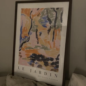 Poster ”Le Jardin” Desenio - Säljer superfin abstrakt poster från desenio med måtten 50x70 Levereras i kartongrulle för minskad risk för skada💖🙌🏼