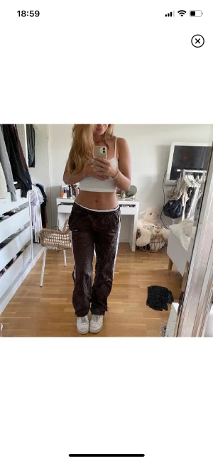 Nike trackpants - LÅNADE BILDER! Köpte de på Plick men va tyvärr för långa för mig. Aldrig använt av mig vet inte hur mycket hon innnan använt de. Inget fast pris, kom gärna med egna bud. !Klicka inte på köp nu!