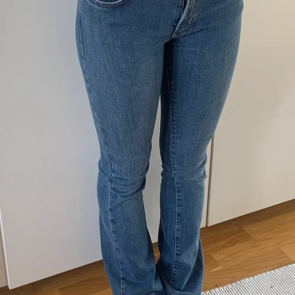 Lågmidjade jeans från bikbok i storlek S. Jeans & Byxor.
