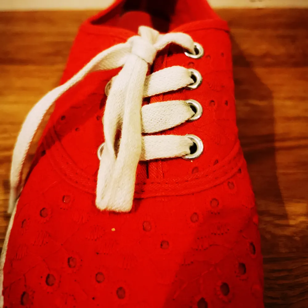 Red sneakers from H&M size 37. Few times used. Skor.