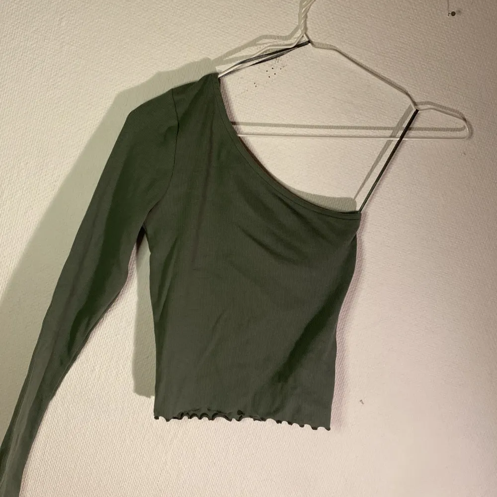 olivgrön off-shoulder tröja från gina tricot . Toppar.
