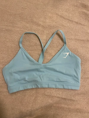 Gymshark  - Säljer denna topp då den aldrig kommer till användning. Använt ca 3 gånger. Strlk M men passar även S. Köpt för 399kr säljer för 200+frakt.