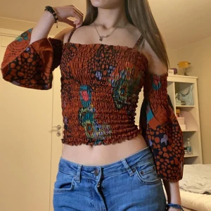 Topp  - En unik topp som köptes i Italien från en liten butik för några år sen, endast ett exemplar av denna topp och köptes för 600kr. Säljer då jag måste rensa min garderob. Den har inga skador och är otroligt stretchig och lent material🤩❤️priset kan diskuteras 