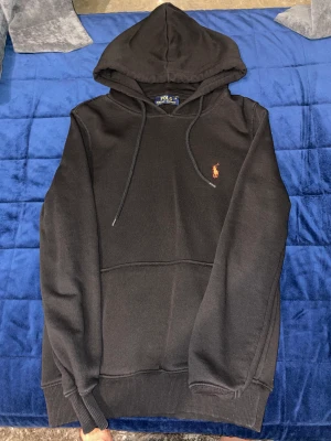 Ralph Lauren Hoodie  - En gammal Polo hoodie som jag vill bli av med, den är jättefin och mycket fin. Kunden står för frakt!