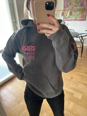 Hoddie - Säljer denns super härlig hoddien som är skön att åka skidor i men också till massa annat! Köpt för 499kr.