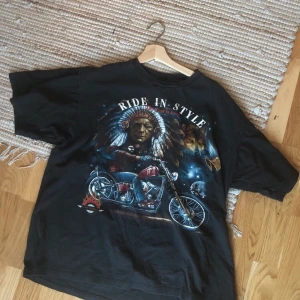 Live to Ride Vintage tshirt - Live to ride choppers tisha i perfekt vintage skick. Lite askig svart färg, urtvättad och super mjuk med fin fade på trycket.   Perfekt boxy fit.   Sitter som en M/L. 