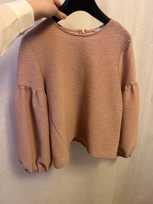 Rosa topp - Rosa blus från hm i storlek s med gulliga puffärmar. Ganska tjockt tyg och färgen är rosa-nudeish 