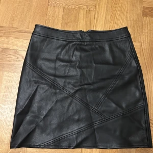 Skinkjol - Skinkjol från Amisu i storlek 38. Använd fåtal gånger, jätte fin för utekvällar! 