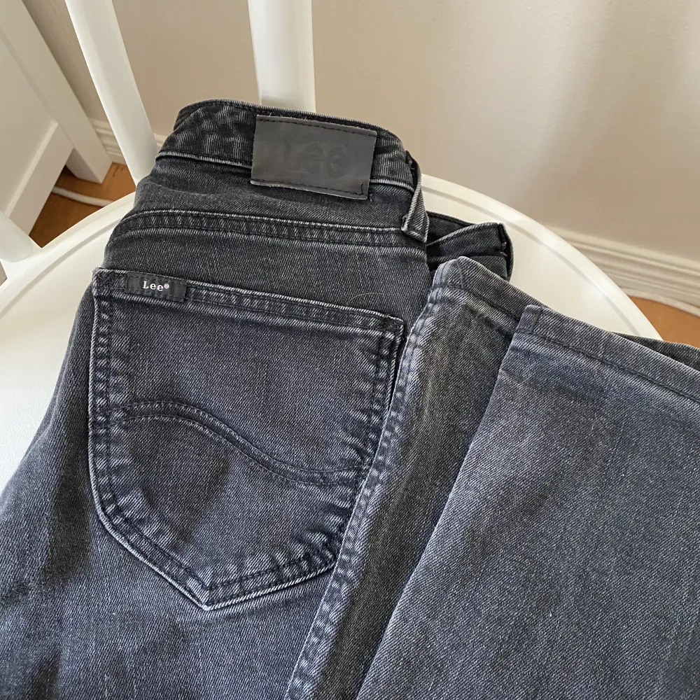 Mörk gråa lee jeans som inte kommit till användning. De är lågmidjade men har ett litet hål på knät där av priset. . Jeans & Byxor.