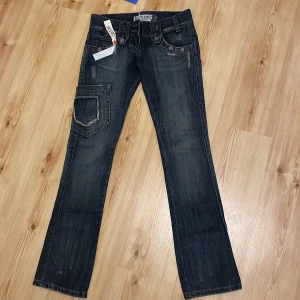 Lågmidjade jeans - Köpta från sellpy men säljer då dem är lite för små i benen så midjan blir lite för långt ner. Jättesnygga annars!! Midjemått är 74 och det är en rak modell. (Köparen står för frakt)