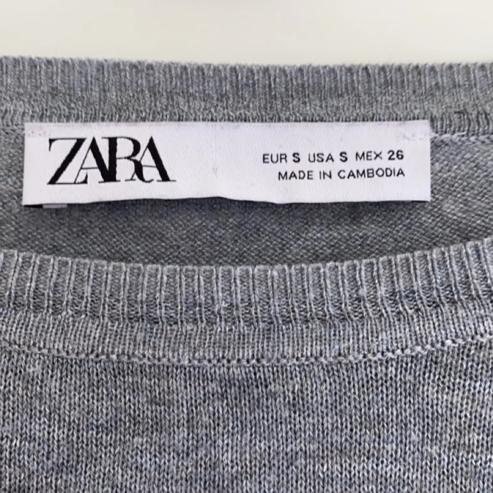 Jag säljer denna jätte fina tröjan från Zara, säljer för att den inte riktigt är min stil. Använd typ 2 gånger och är i jätte fint skick ☺️💗. Stickat.