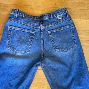 Säljer mina jättefina äldre jeans då de blivit lite stora för mig! Köpte de i xtra long modell så har klippt de längst ner då de vart lite långa🙏🏼❤️ De passar perfekt på mig som är 168-170💕 Det står bara ”size 9” men skulle säga att det är en 36-38❤️