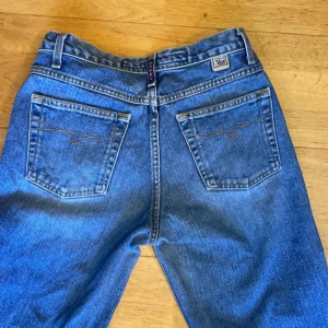 Lågmidjade Jeans - Säljer mina jättefina äldre jeans då de blivit lite stora för mig! Köpte de i xtra long modell så har klippt de längst ner då de vart lite långa🙏🏼❤️ De passar perfekt på mig som är 168-170💕 Det står bara ”size 9” men skulle säga att det är en 36-38❤️