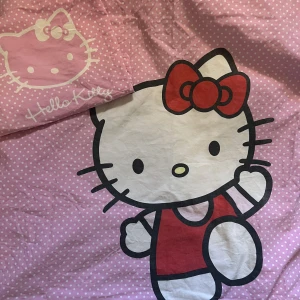 rosa Sanrio Hello Kitty bedset - Säljer ett hello Kitty bedset, enkelpåslskan och ett kuddfodral 💕 Inköptes på sellpy! Inga defekter  