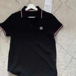 Moncler pike - Säljer moncler piké storlek S Kvitto finns Skriv för mer info🤙 