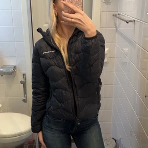 Peak performance dam - Säljer nu min älskade peak performance jacka i strl S!💕 jag är 171 cm lång 🤍 den är i superbra skick förutom lite skrynklig då den inte är använd på ett tag🤝 även perfekt att åka skidor i!🤍MARINBLÅ💙