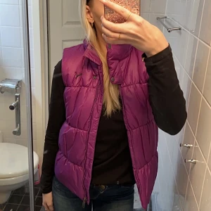Puma väst - Puma dunväst i barnstorlek L! Passar mig som är 171 cm lång!💕 loggan glittrar i svart 🤍 vintage men perfekt skick 💜