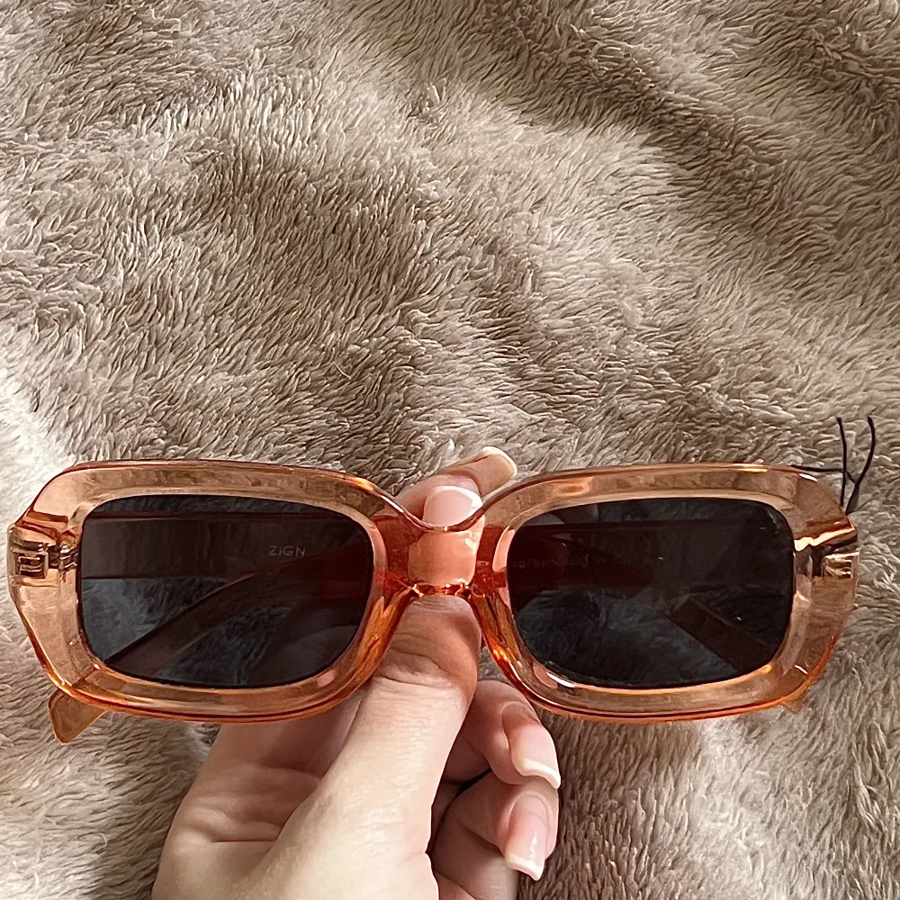 Oanvända solglasögon från asos! Såå snygga 🥰 chimi dupes🫶 använd gärna köp nu!🤍. Accessoarer.
