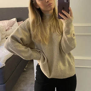 Stickad tröja  - säljer denna beiga stickade tröja pga att jag har många liknande. Tröjan är i fint skick och jätteskön ( inte sticksit material) Köparen står för frakten!