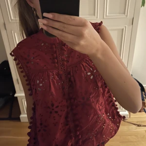 Topp - Jätte fin röd spets topp med detaljer på!!