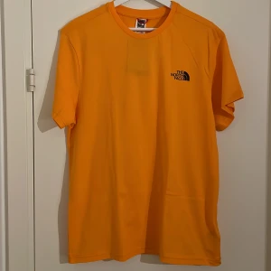The North Face T-shirt  - T-shirt, The North Face, avslappnad passform. 100%bomull. Diskret tryck på bröst/rygg. Oanvänd. Storlek m.