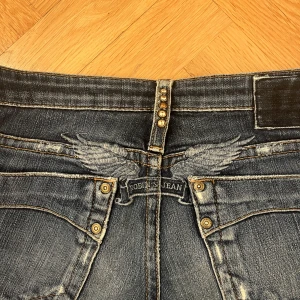 ROBIN’S JEANS - Raka/bootcut jeans från Robin’s jeans. Skit coola och snygga men tyvärr lite korta på mig som är 175 skulle rekommendera åt någon 160-165 ungefär💗💗💗💗midjemått runt 80 cm och läng 97/98 cm🫶