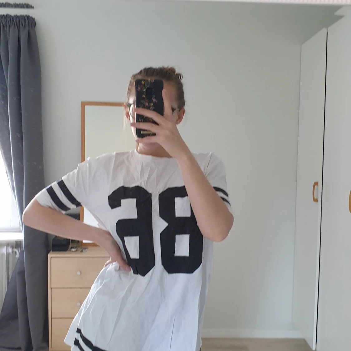 Vit t-shirt med siffertryck