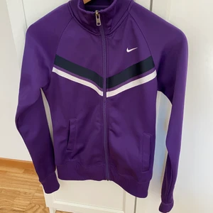 Nike tröja lila S - Nike tröja, knappt använd. Fint skick. Storlek S