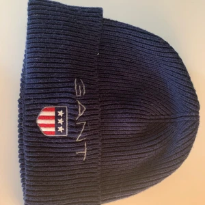 GANT MÖSSA - I jättebra skick gant mössa, köpt för 500kr. Säljer för 300 kr kan gå ner i pris vid snabbaffär!!