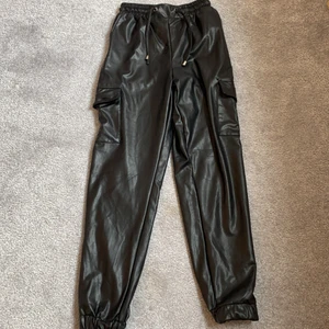 Skinnbyxor - Svarta skinnbyxor, bra skick, sköna inuti. Använda en gång. Perfekta till hösten🍁