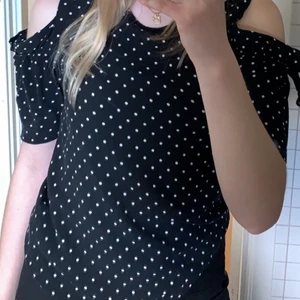 Prickig kortärmad tröja från Object - Super söt kortärmad tröja strl 34, ärmen är delad i två delar samt har en rosett vilket är en fin detalj! Använd 1-2 gånger🌸 Köparen står för frakten. Tveka inte med att höra av dig!