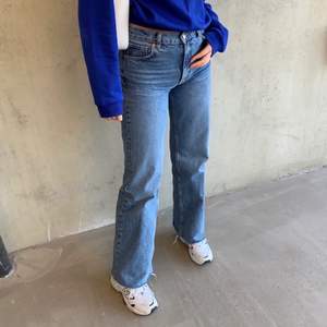 Har ca 10 st långa Zara jeans i olika färger (typ alla färger som släppts) har även ett par med hål. Jag är 173 men har väldigt långa ben så skulle säkert passa längre personer (typ 180 kanske). Tänkte mest kolla intresset på dom då jag själv älskar dom men har tyvärr växt ur allihopa🥲 strl. 38. 