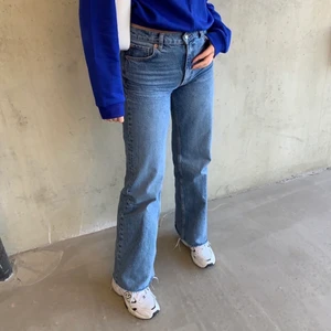 ZARA jeans  - Har ca 10 st långa Zara jeans i olika färger (typ alla färger som släppts) har även ett par med hål. Jag är 173 men har väldigt långa ben så skulle säkert passa längre personer (typ 180 kanske). Tänkte mest kolla intresset på dom då jag själv älskar dom men har tyvärr växt ur allihopa🥲 strl. 38. 