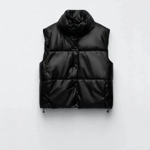 Skinnväst zara - Superfin skinnväst som tyvärr inte kommit till användning💕💖💖Köpt för 500 säljer för 250 + frakt🙌🏼🙌🏼