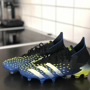 Adidasskor  - Använda endast 2 ggr! Storlek 38 (US 5 1/2)  860kr Skickas endast och frakten ingår.