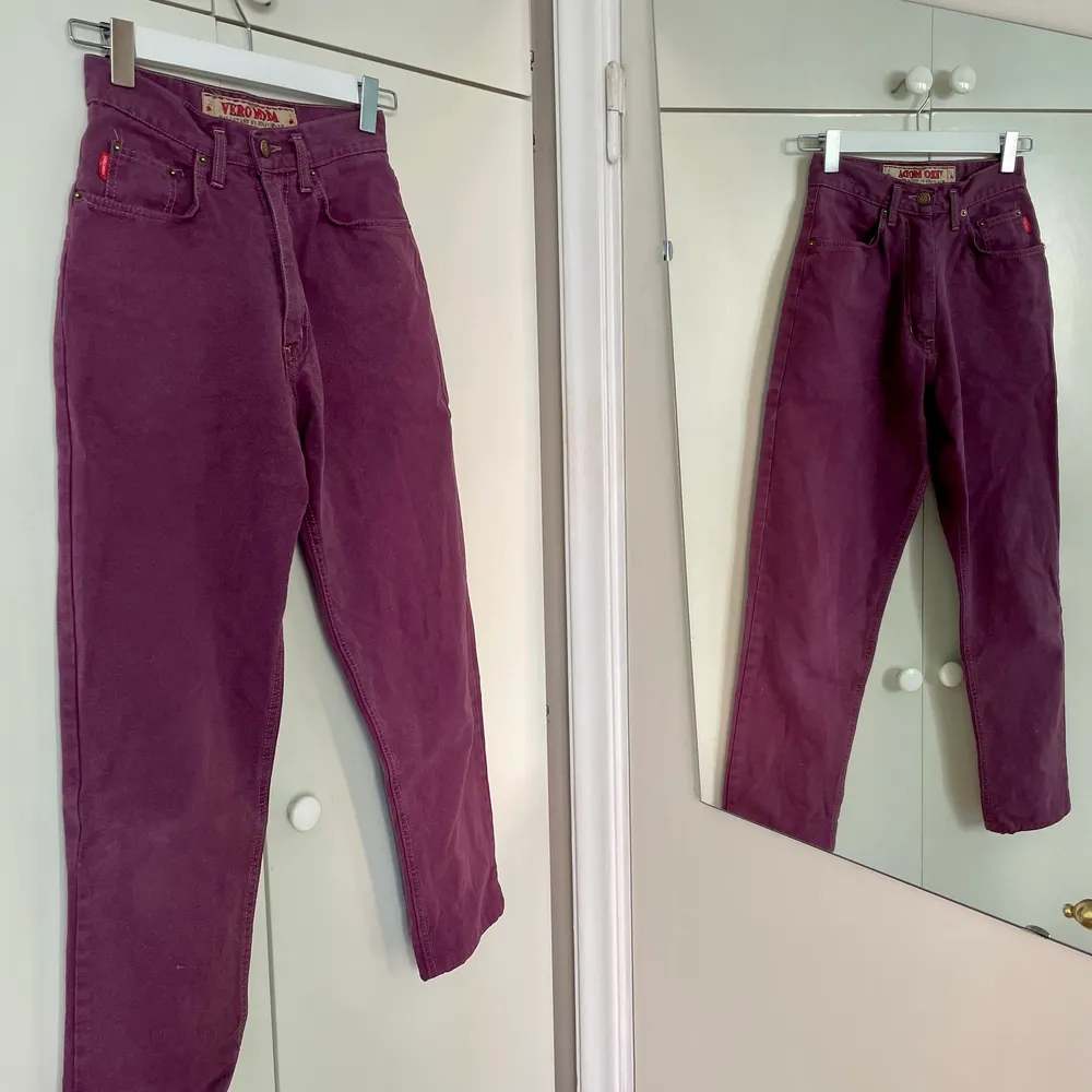 Lila mom jeans från 80/90-talet. Supersköna men för långa för mig, är 164 och brukar ha dem uppvikta.. Jeans & Byxor.