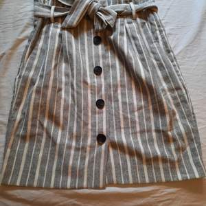 Snygg papper bag kjol från H&M aldrig använd har jättebra fickor på sidan.