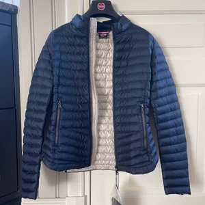 Helt ny Colmar jacka. - Säljer nu en HELT NY äkta colmar jacka i mörkblå med vitt på insidan. Storlek 14y/166 cm men skulle säga att den är en lite större XS. Hittar inte modellen men nypriset var runt 2000 kr. Mitt pris 1200 + frakt. De är bara att höra av sig för mer info☺️