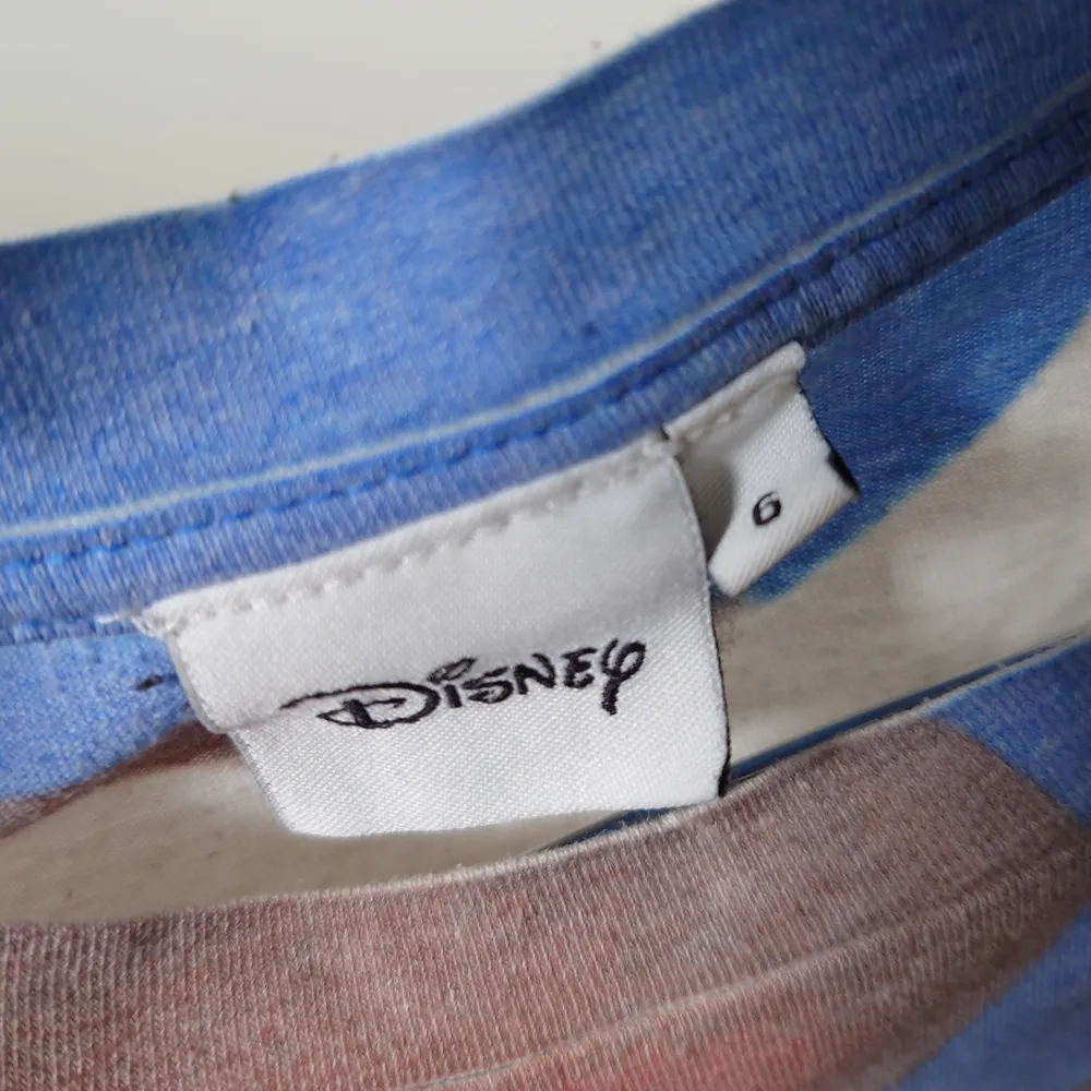 T-thirt med Disney-motiv från Aladdin. Lite sliten men inga fel. Storleken motsvarar M🌱. T-shirts.