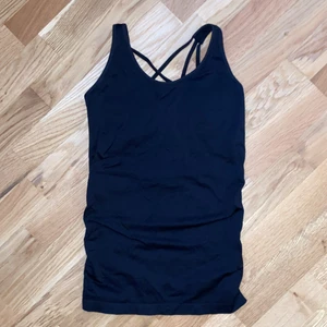H&M sport linne strl XS - En tajt stretchig svart sport linne från H&M 