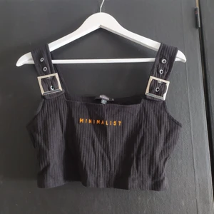 Oanvänd topp från missguided - Säljer denna super snygga toppen från missguided, helt oanvänd då den tyvärr inte passade.