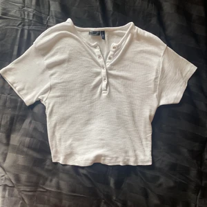 Vit Asos topp - Endast provad. fin tunnare t-shirt topp med knappar där fram! köpare betalar frakt
