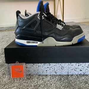 Air jordan 4 retro - Tja! Säljer mina Air jordan 4 Alternate motorsport i storleken 43 pågrund av att dem är för små för mig. Skorna är väldigt sköna och stiliga, det är även en sko man inte ser mycket av. Helt nya i samma storlek säljs för 4800kr men priset kan diskuteras! Skorna är ÄKTA! och orignal boxen får du. FÖR FLER BILDER SKRIV PRIVAT 🤞🏼