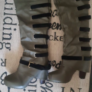 Stövlar med klack strl.36  - Snygga gröna knappt använda med hög skaft strl.36 150+frakt. Har swish.
