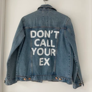 Jeansjacka - Skitsnygg jeansjacka som en kompis till mig har designat. Jackan är i storlek M, jag bruna bära S/XS! Startar budgivning om flera är intresserade💘